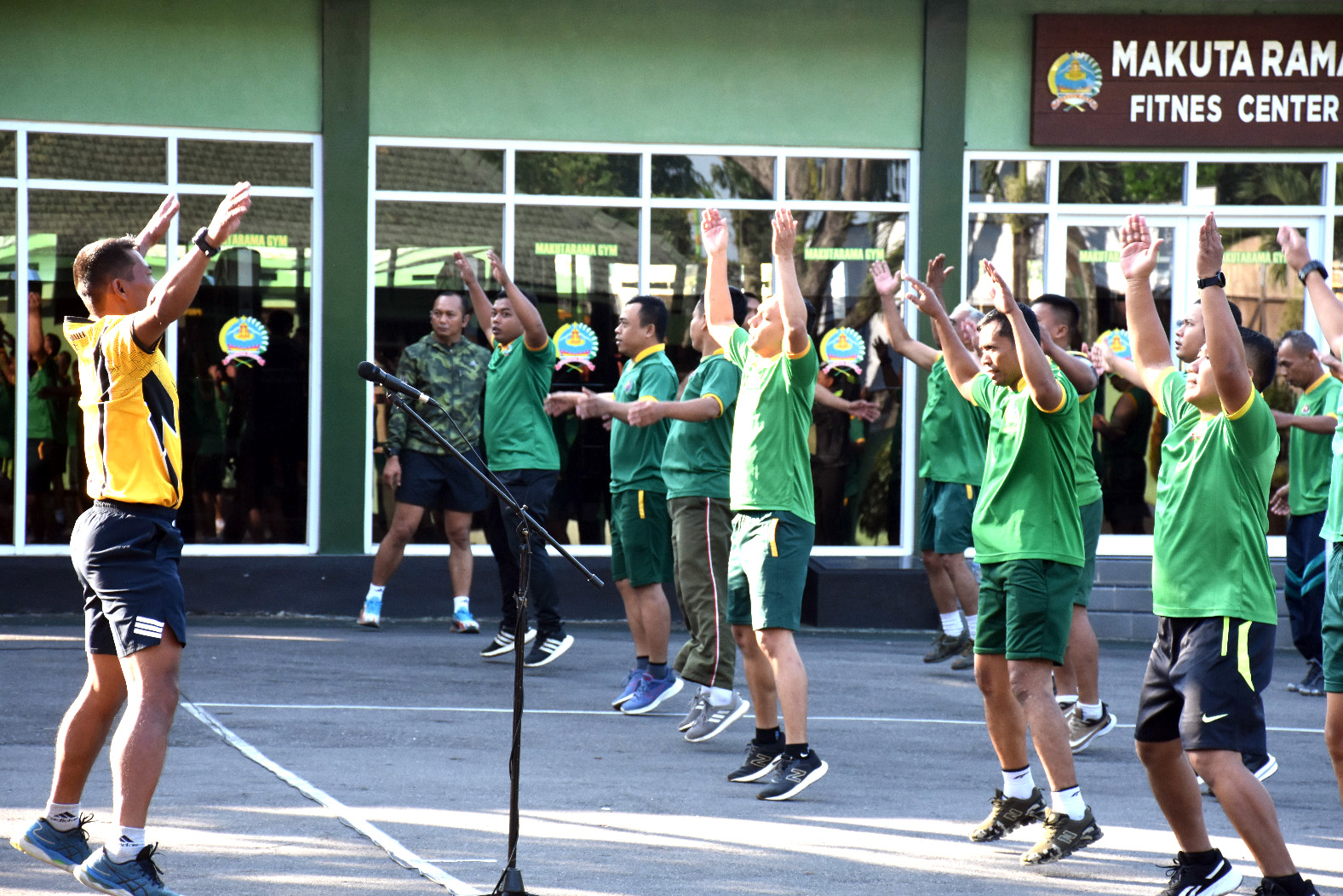 Lompat-Lompat Ditempat Kaki Buka Tutup Tangan Bertepuk Diatas Kepala